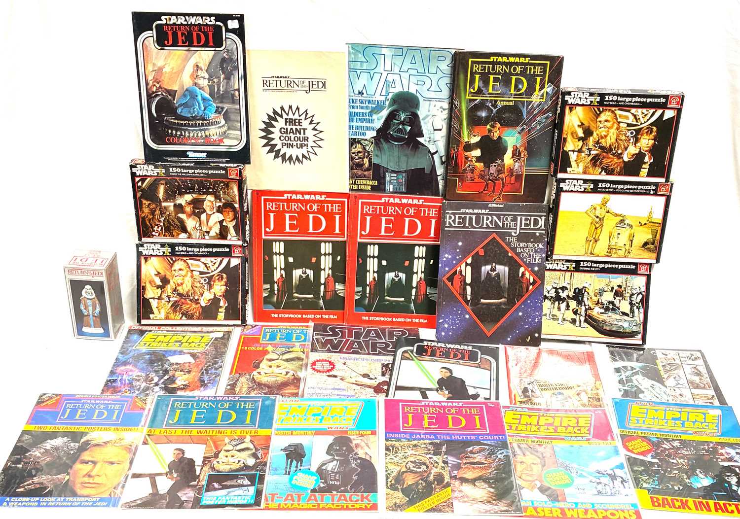 Lot 94 - Selection of Star Wars vintage Annual's, Poster magazines, Note Books, Puzzles and Sigma Statue