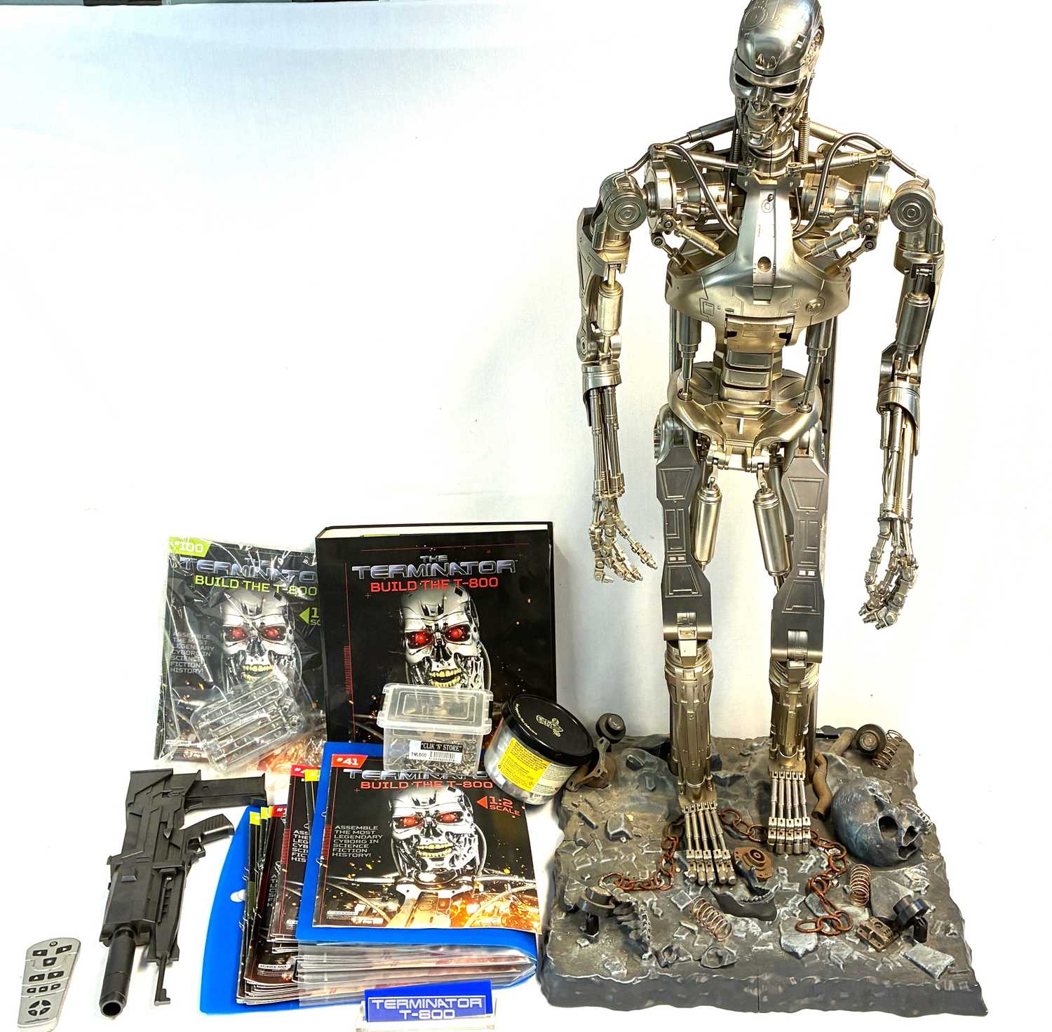 Lot 309 - Hachette The Terminator Build the T-800 1:2 scale model (fully assembled) 95cm tall