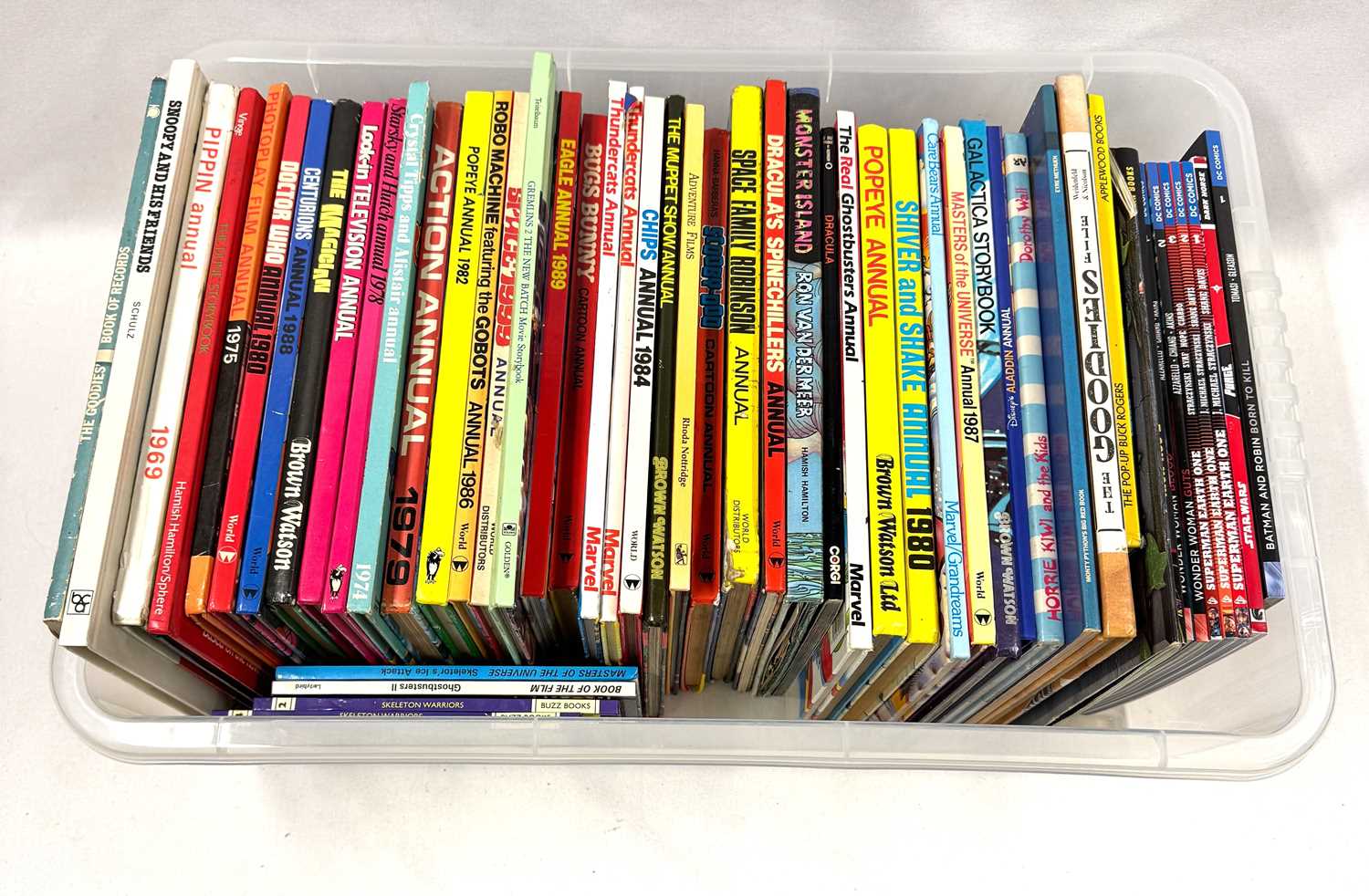 Lot 25 - Large quantity of TV & Film related Annuals, Graphic Novels and Books COLLECTION ONLY